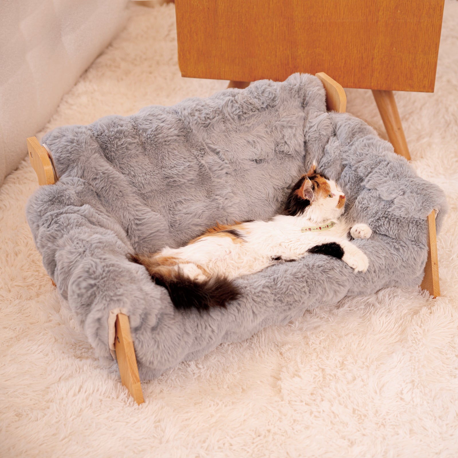 Elevated Cat Couch Bed for Indoor Cats, Wooden Cat Sofa with Removable Washable Fluffy Cover Raised Kitty Lounge Chair Suitable for Puppy